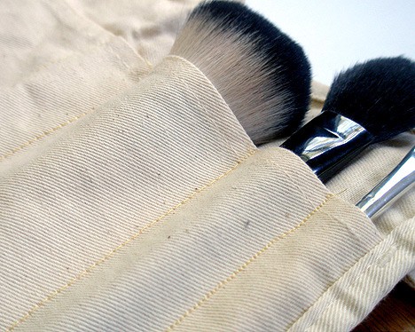 How to: DIY Travel Makeup Brush Bag