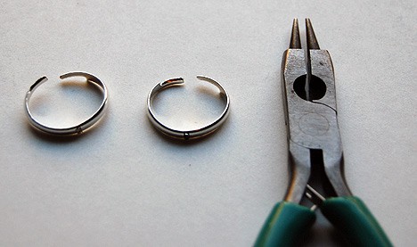Slightly opened two rings