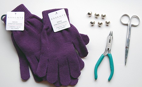 Materialen bij het maken van een paar verfraaide handschoenen
