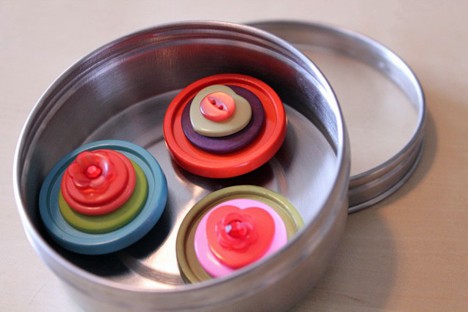 drie verschillende kleuren doe-het-zelf knopmagneten in een verpakking