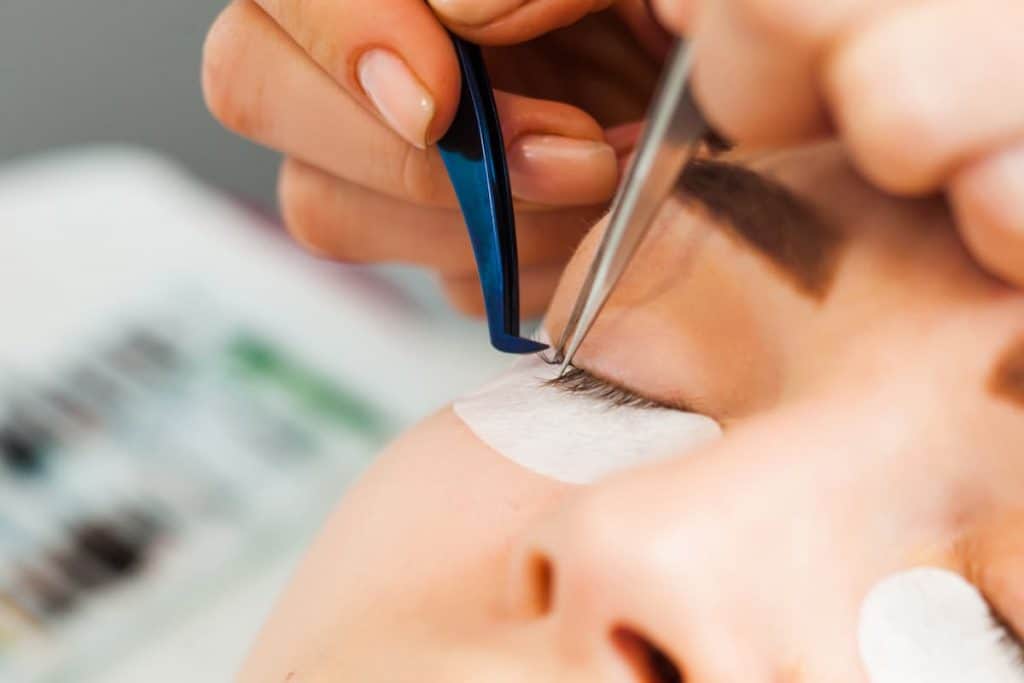 How To Safely Remove Eyelash Extensions At Home 