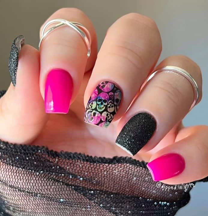 gothic nails alternate between hot pink and glittery black