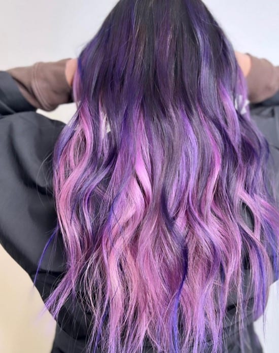 Striking violet highlights into a wavy hair