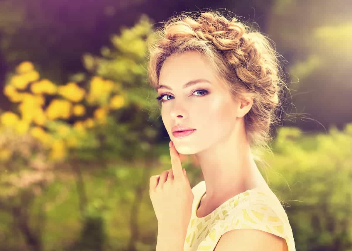 20 Gorgeous Quinceañera Hairstyles for Your Big Day