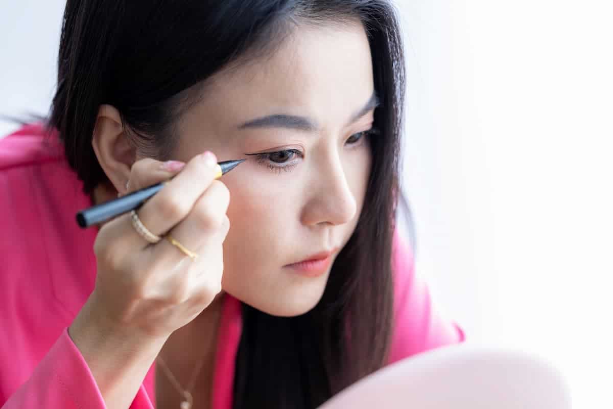 12 Top Eyeliners for Hooded Eyes That Help Lift Your Peepers