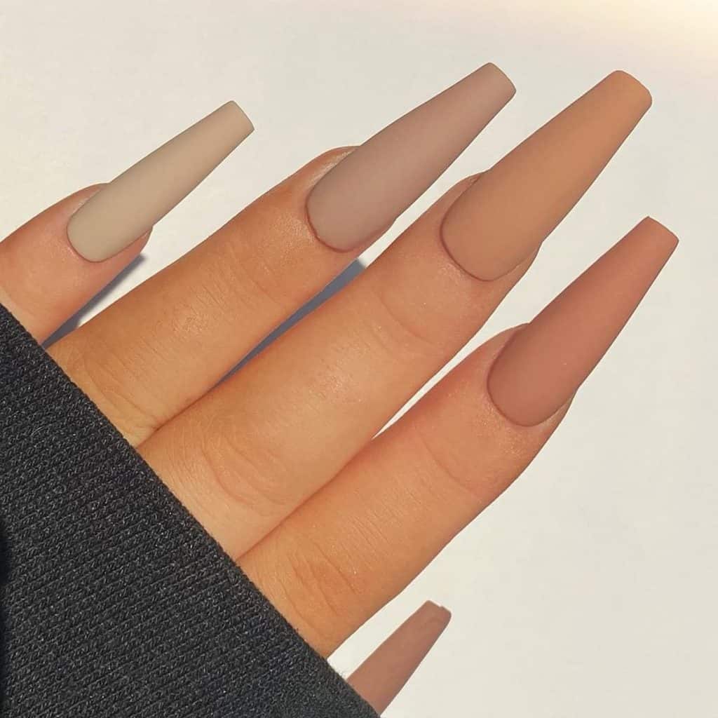With shades from khaki to mocha brown, each long coffin nail in this set offers a sophisticated nod to nature's neutral tones
