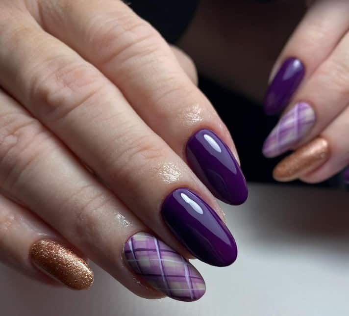 This sleek mani combines glossy deep purple nails with matte plaid nails in soft purple hues and rose gold glitter nails. 