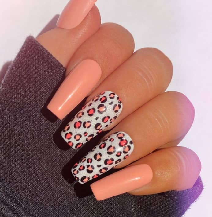 Pair plain coral ones with glittery white nails sporting leopard prints in the same coral palette to bring a soft yet wild sophistication to these glossy, square-shaped beauties.