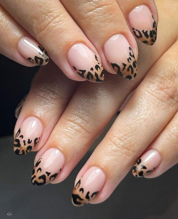 These glossy brown ombré French tip sprinkled with leopard prints flaunt a nude base and create a seamless transition into a wild yet chic nail art design.